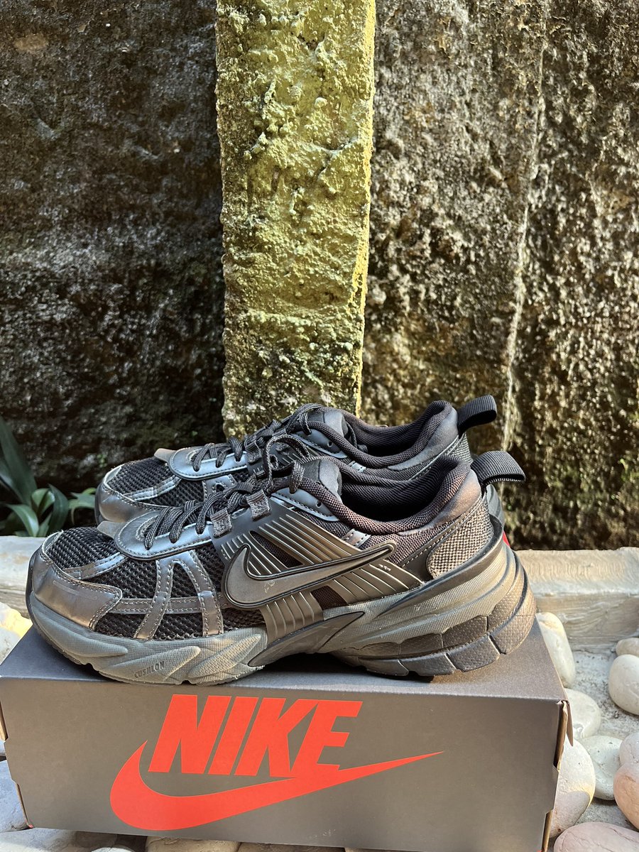 jokispss4444's tweet photo. Wts nike v2k 750.000 ukuran 42 !!! https://t.co/LXD0zlGsPL