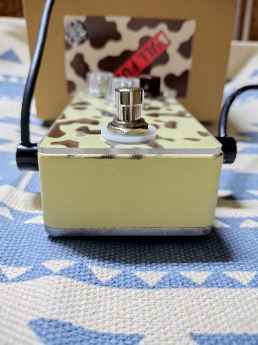 ForestmanWorks's tweet photo. 🎁【Forestman Works 初プレゼント企画】🎁

日頃の感謝を込めて、Bull Fuzzを1名様にプレゼントします！

今回の個体は、製作時にin/outジャック穴の高さ位置がわずかにズレてしまったため（2枚目参照）販売は見送りましたが、動作・音質ともに問題なくご使用いただけます。
「せっかく作った1台だから、ぜひ誰かに使っていただきたい。」
そんな思いから、今回初めてプレゼント企画を開催します！

【Bull Fuzzについて】 
・Fuzz Faceをベースにしたシリコントランジスタ・ファズ 
・GAINを絞ればオーバードライブライクにも使用可能 
・幅広いGAINレンジで様々なサウンドメイクが可能 
・Sagコントロール搭載 　音の鋭さ
・明るさ・つぶれ具合を調整できます 
・Sagの調整に合わせてLEDの明るさもわずかに変化します
・トップ面にはアクリル板を張り合わせてある為、エフェクトON時にledの光が乱反射します（3枚目参照）

【応募方法】
 ✅ 本アカウントをフォロー
 ✅ この投稿に「いいね」と「リポスト」
【応募期間】 8月15日 23:59まで
当選者の方にはDMにてご連絡いたします。
📦 送料は当方で負担いたします。

Forestman Worksを知っていただくきっかけになれば嬉しいです！ たくさんのご応募、お待ちしております！
#ForestmanWorks #ハンドメイドエフェクター #ファズ #FuzzFace #ギター