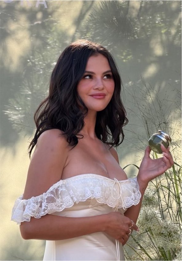 moonrshine's tweet photo. essas monas são umas putas q queriam mt q a selena tivesse na merda mas p infelicidade delas a s tá cada dia mais bem sucedida c uma marca incrível e conseguindo papéis relevantes e é por isso q elas se doem tanto tentam flr da aparência mas até nisso perdem pq a princess é linda https://t.co/dGIJezfLxw