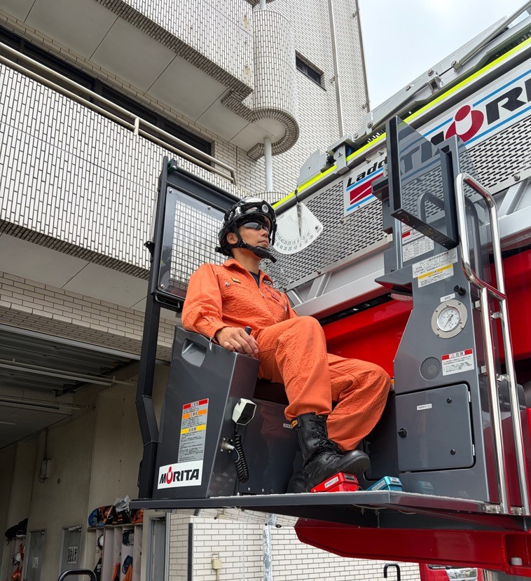 ichikawa_shobo's tweet photo. 🕶️サングラス着用にご理解をお願いします🕶️

車両の運転時🚒🚑️や災害現場での活動時🔥に、直射日光☀などで活動に支障が出ることがあります。
そのため、消防職員がサングラスを着用😎する場合があります。
皆さんのご理解をお願いいたします。 https://t.co/vedJV3R8ic