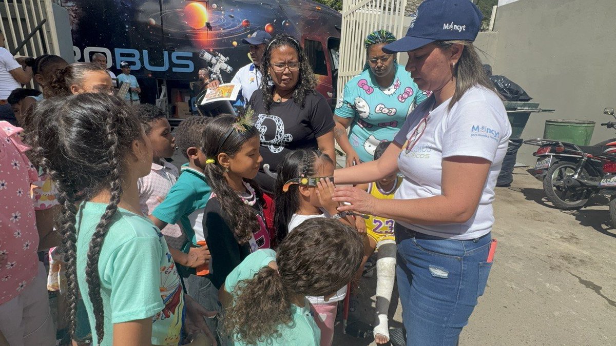CGRVenezuela's tweet photo. #CGR | La convivencia y la atención de las familias en el campamento transitorio de la UEN Pedro Fontes de La Vega se fortalece, como resultado de la articulación entre los órganos del Estado y la CGR en el espacio de protección para las personas provenientes de La Guaira.

1/4 https://t.co/Qnusw6aY1T