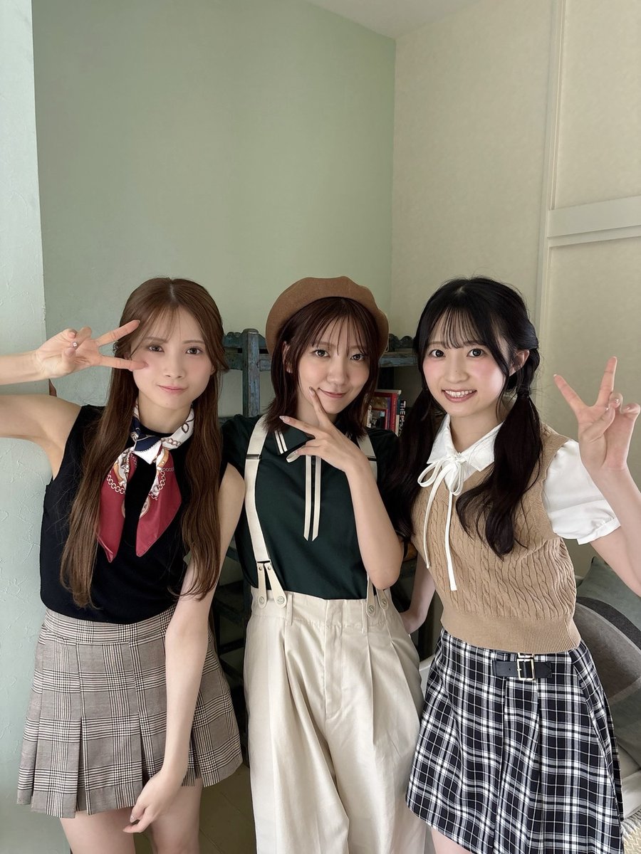 AKB48_staff's tweet photo. ⋰

3人のかわいいオフショットも
たくさんお届け🦩𓈒𓏸

⋱

@miyuu_mizushima
@yunachan_akb48
@kasumin_akb48 https://t.co/4Ipdlkmrv3