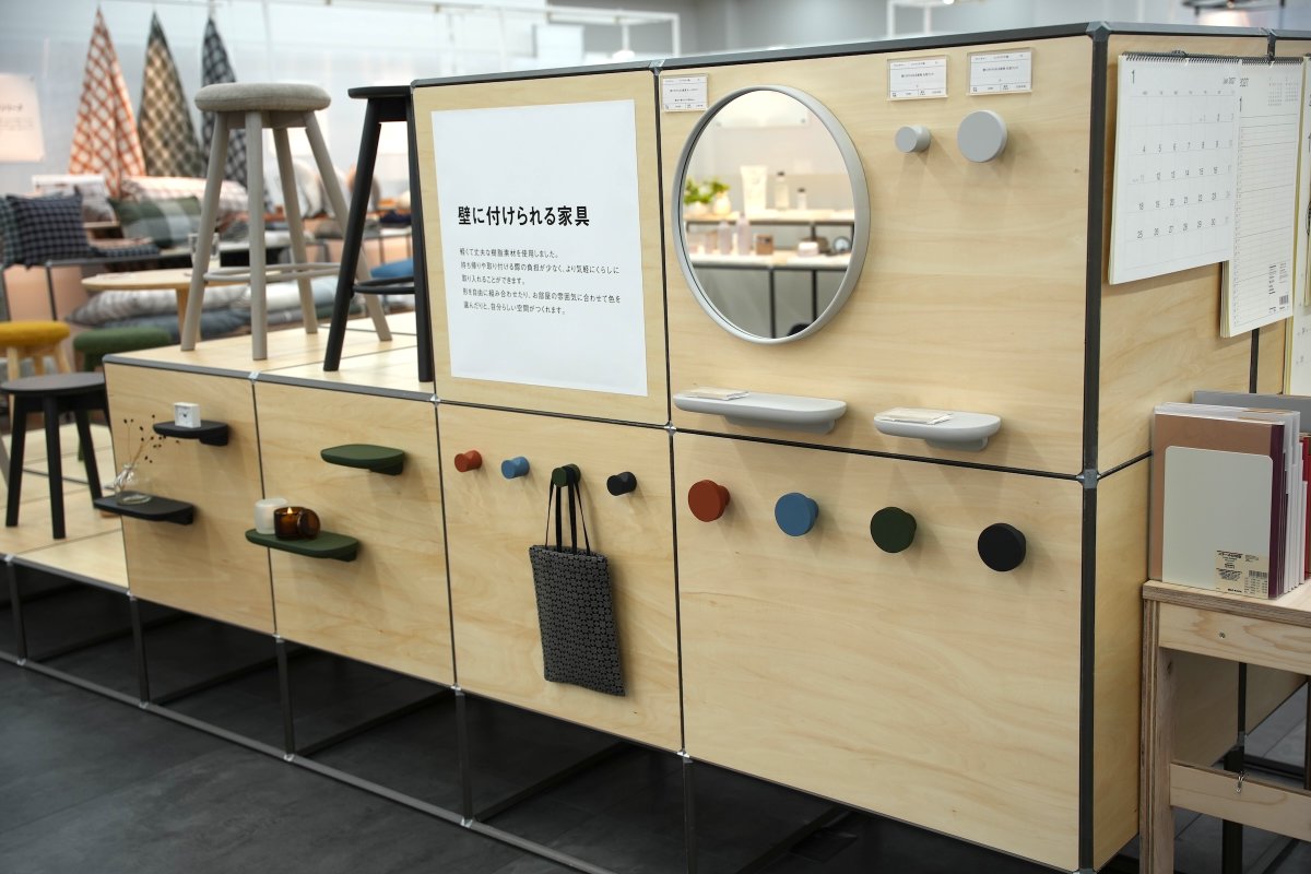 tyarinko's tweet photo. 無印良品の2026年秋冬新作商品の展示会にお呼び頂いたので行ってきました
壁につけられる家具にも樹脂製の新シリーズが登場
カラーリングもいい感じでした https://t.co/2WrvHWUsPf