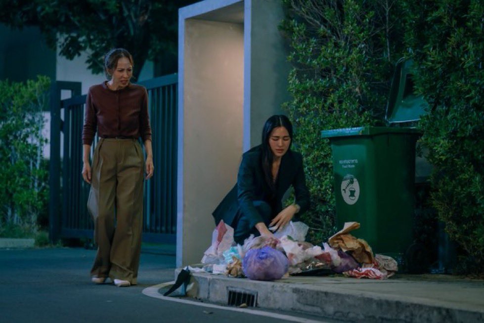 cielyks's tweet photo. What is up with lesbians and garbages anyway when they’re at their rock bottom?😭 https://t.co/E6LHFLjOC1