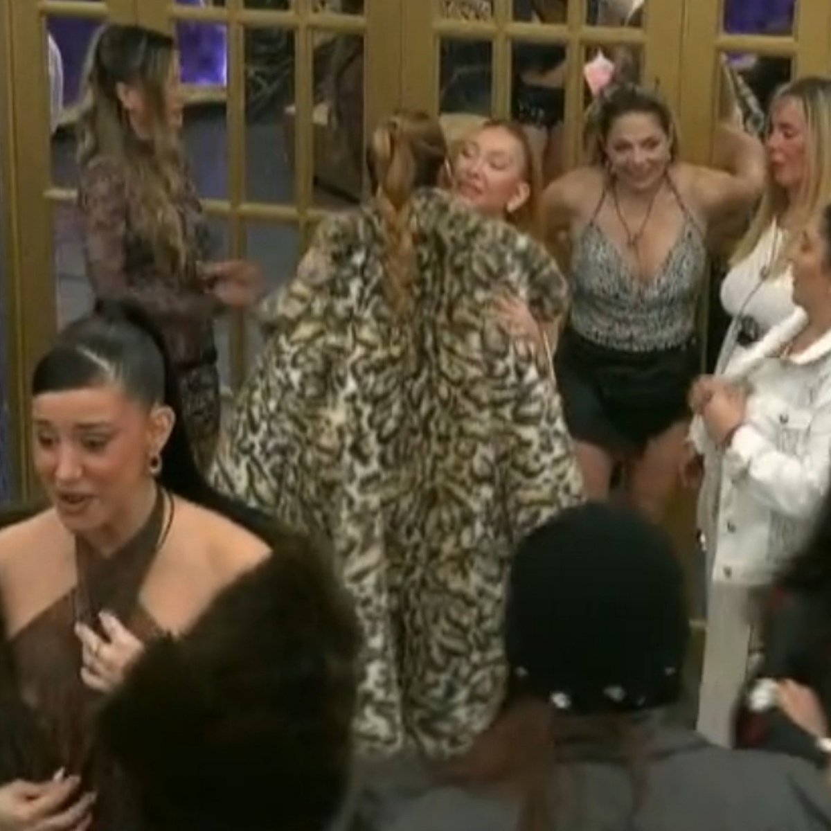 limosna_'s tweet photo. DIFERENCIAS

Sol y cinzia saludando a campanita cuando 
lloró en su congelados.

campanita ignorando a cinzia cuando se accidentó y a sol llorando por la salida de cin.

CAMPANITA AL 9009 
#GranHermano https://t.co/wbv8fDjqhZ
