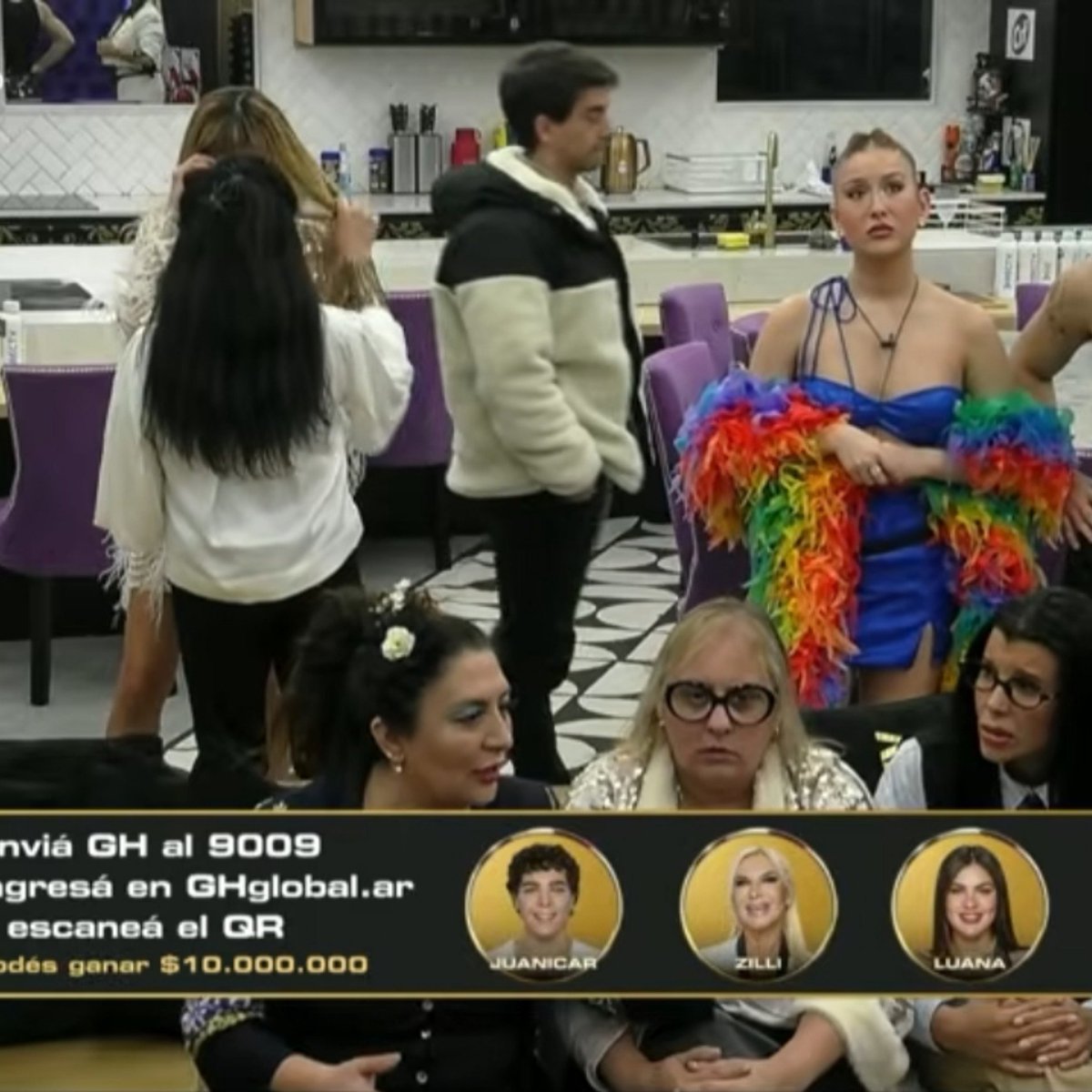 limosna_'s tweet photo. DIFERENCIAS

Sol y cinzia saludando a campanita cuando 
lloró en su congelados.

campanita ignorando a cinzia cuando se accidentó y a sol llorando por la salida de cin.

CAMPANITA AL 9009 
#GranHermano https://t.co/wbv8fDjqhZ
