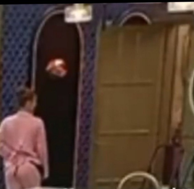 limosna_'s tweet photo. DIFERENCIAS

Sol y cinzia saludando a campanita cuando 
lloró en su congelados.

campanita ignorando a cinzia cuando se accidentó y a sol llorando por la salida de cin.

CAMPANITA AL 9009 
#GranHermano https://t.co/wbv8fDjqhZ