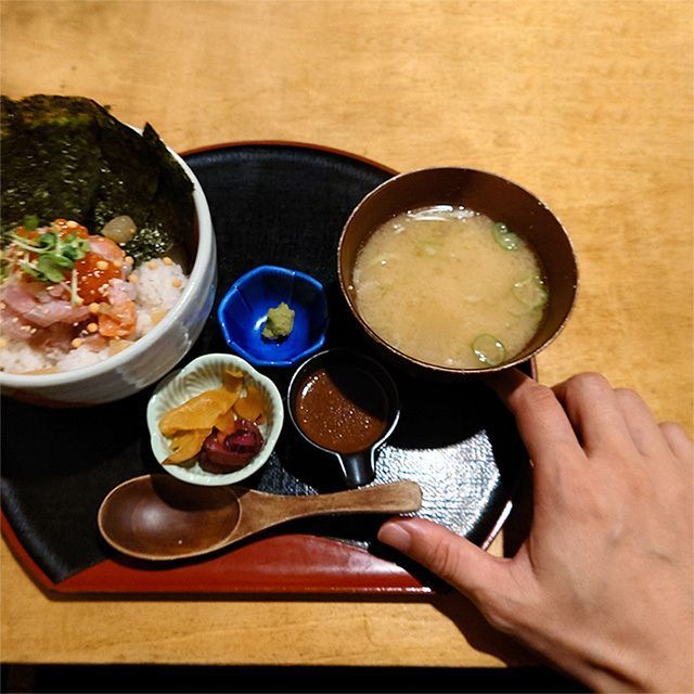 y_mochizuki's tweet photo. 海鮮ランチ。
ご飯の上には、まぐろ、サーモン、いくら。海苔で巻いて食べ���のも美味しいですね。

#手タレ #ハンドモデル #handmodel #JapaneseFood #海鮮丼 https://t.co/dPTtW39LIJ