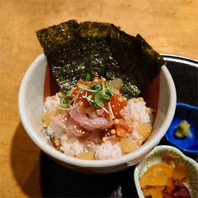 y_mochizuki's tweet photo. 海鮮ランチ。
ご飯の上には、まぐろ、サーモン、いくら。海苔で巻いて食べ���のも美味しいですね。

#手タレ #ハンドモデル #handmodel #JapaneseFood #海鮮丼 https://t.co/dPTtW39LIJ