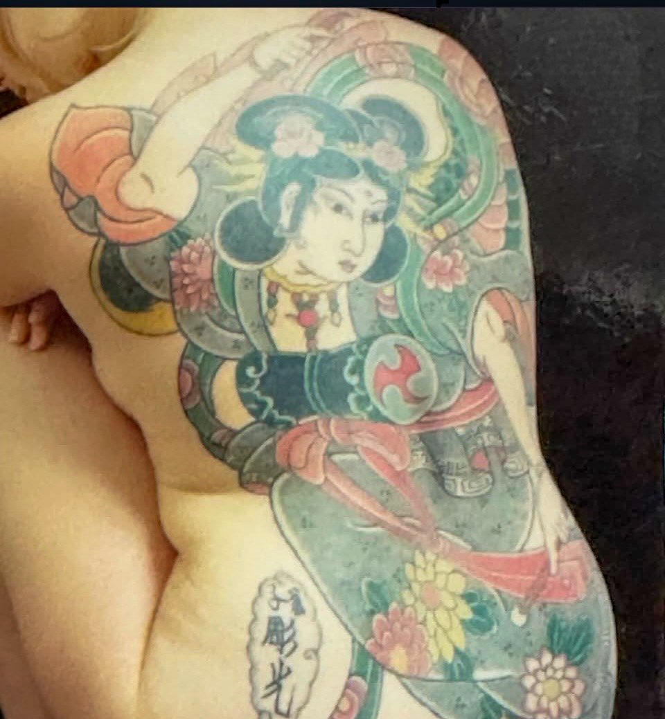 hgtattoo72's tweet photo. 千葉 初代彫光の刺青を背負った女性、小妻要筆。　#千葉初代彫光　#小妻要　#カレンダー　#刺青　#tattoo #羽衣天女 https://t.co/EdHw3aCiTC
