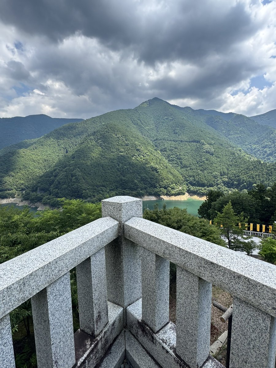 Azu71534362's tweet photo. 丹生川上神社上社
景色最高だった
目の前のダム湖の底に以前のお社が建っていたのかと思うとなんかじんと来る
#神社
#丹生川上神社上社
#奈良県吉野郡 https://t.co/U8NEGknP8A