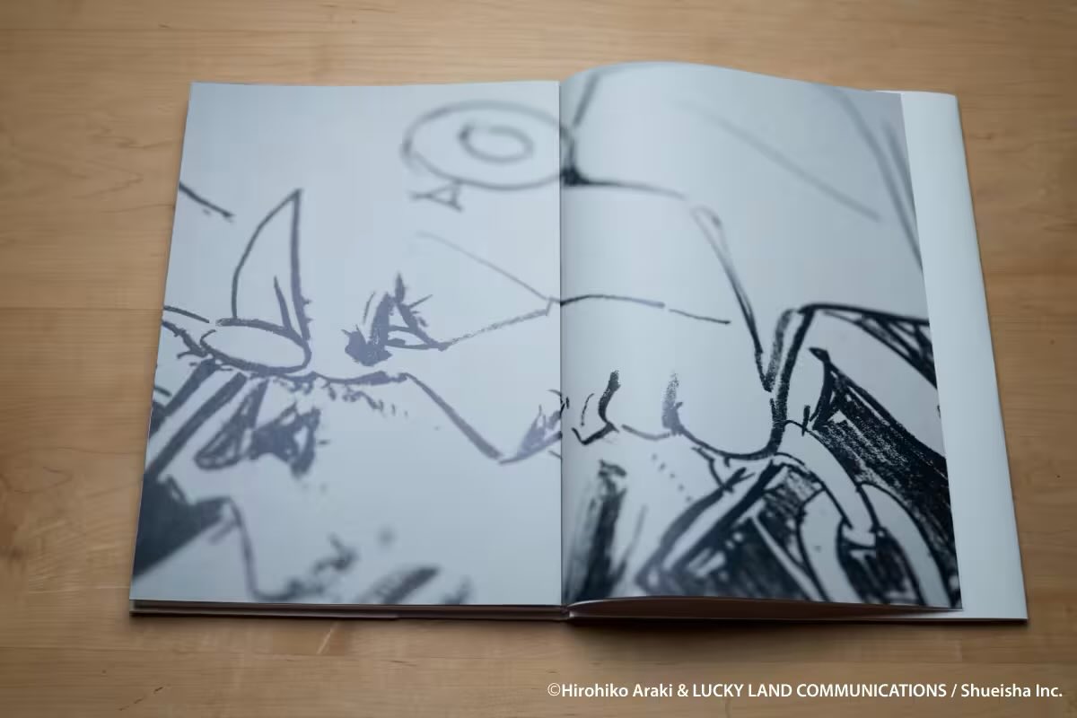 k42wKKihKBGTvXv's tweet photo. 荒木飛呂彦『ジョジョの奇妙な冒険』のアートプリント作品集を、https://t.co/47tdBNIPIIで限定販売
8月24日(月)より国内限定で注文受付を開始します。

【作品詳細】
荒木飛呂彦『JoJo’s Bizarre Adventure manga art exhibition / 2025-2026』 B4判上製　106ページ 初版限定ダブルカバー　 ＊通常版カバー（空条承太郎）の上に、限定版カバー（ジョルノ・ジョバァーナ）を巻いています。 
価格：11,000円（税込） 国内配送料：1,100円（税込）
【ご注文について】
本サイトの専用ページで受付けます。専用ページは、注文受付開始前に公開します。
受付期間：2026年8月24日(月)11:00〜8月30日(日)24:00

https://t.co/jnomjEmow6