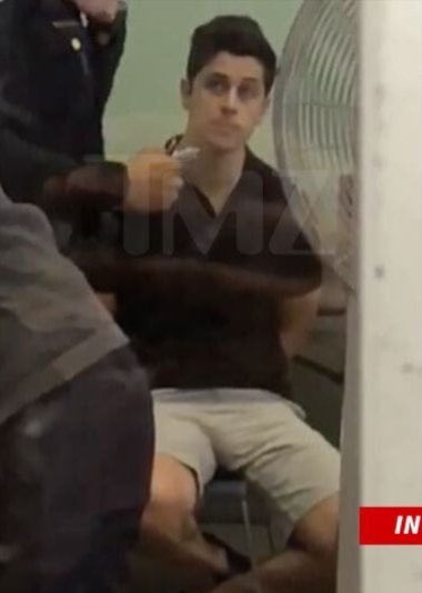 vicioushardy's tweet photo. David Henrie is blessed both front and back https://t.co/qZvTg9yByU