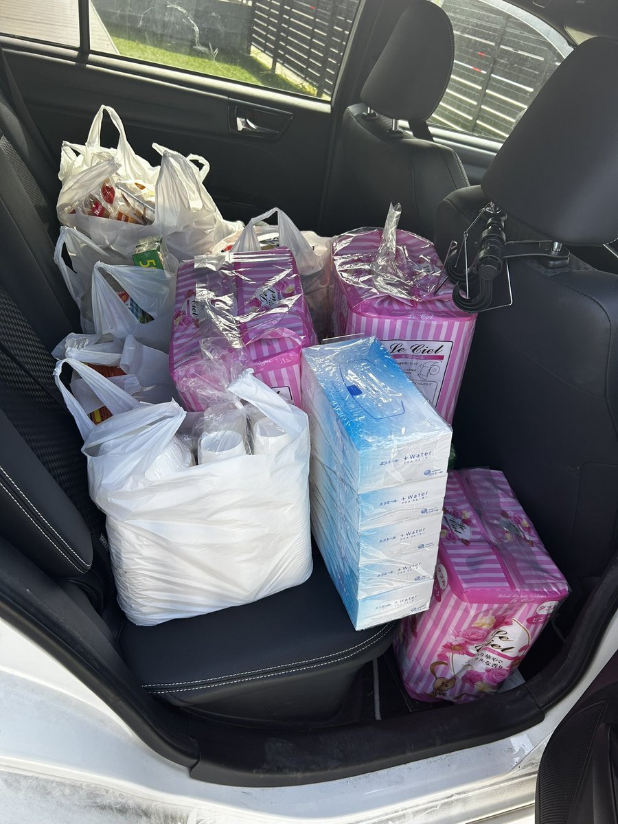 puu_94's tweet photo. 息子は義実家に預けて
今熊本に向かってます🚗

美里町も結構酷いみたいですが
物資が届いてないと聞いてます！

水、冷えた麦茶緑茶
おにぎり、日持ちするパン
冷たいゼリーなどのお菓子類
日用品など持ってきてます

もし必要な方いれば
連絡ください😊

#熊本地震
#甲佐町
#美里町
#支援物資 https://t.co/qr2NpxGGJv
