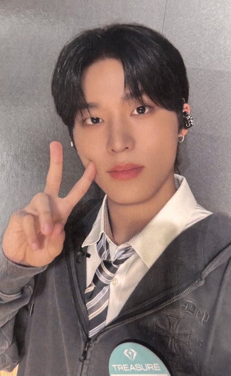 PICSPJW's tweet photo. jeongwoo in school uniform 🥹🤍 #박정우 https://t.co/qHSuJS74fW
