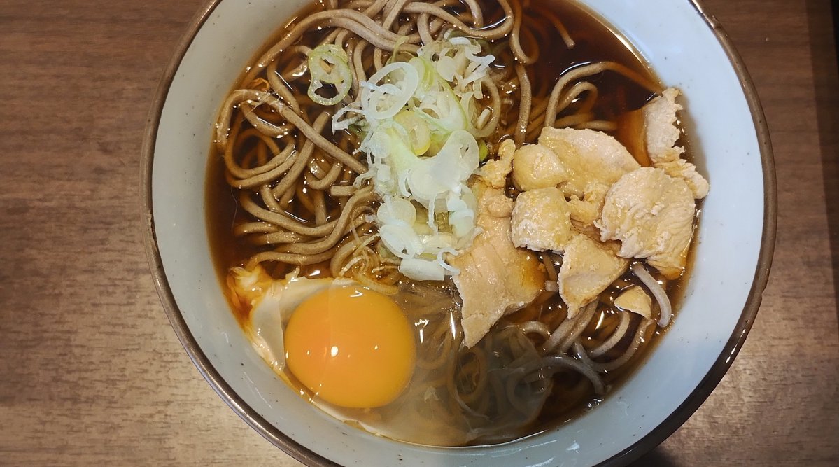 mobwotaku2's tweet photo. 7/31 朝…桜木町　川村屋
夜勤明けから日勤の現場へ…こんな遠い所に呼ばないで笑…鳥肉そば
#立ち食いそば #そば #1杯のかけそば #路麺 #そば好き https://t.co/pzCPtfly5I