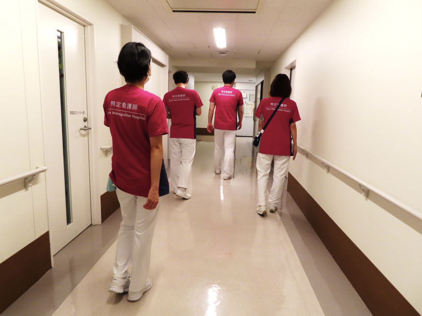 komagome_tmhp's tweet photo. 【当院のエキスパート✨特定看護師編】

専門分野において、特別な研修と試験をパスし、自ら判断と対応を行うことができる特定看護師。

当院では5人が各部署で本日も活躍しています！

遠くからも目立つウエアは東京都立病院機構共通です。

#駒込病院
#駒込病院_院内紹介
#駒_エキスパート https://t.co/PWcEpNmlOR