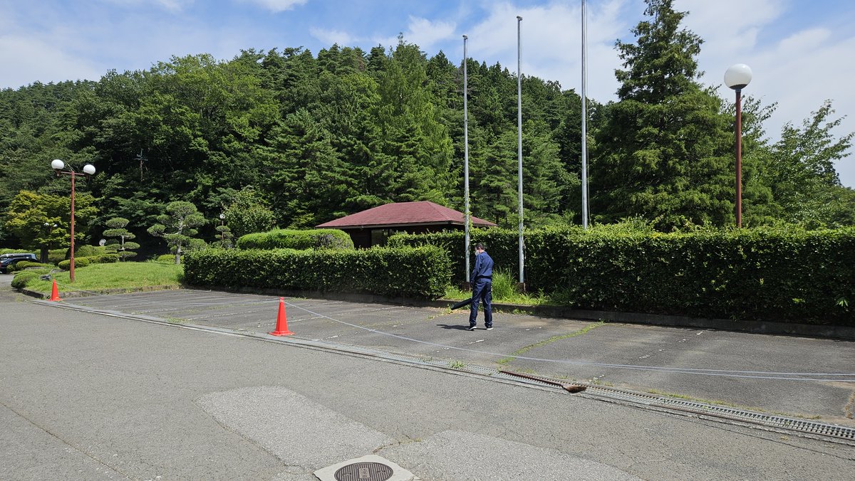 tcctsuru's tweet photo. ７月３１日（金）【＃駐車場】本日もいいお天気となっています。夏場の少しお客様が少ない日に駐車場のライン引きを行っています。今後も細かい修繕等致しますので引き続き宜しくお願い致します。
夏ものこり１ヵ月。夏ゴルフお楽しみ下さい！！
＃都留CC　＃シャトレーゼ　＃富士山　＃ワイン https://t.co/UIy4EbDzE8