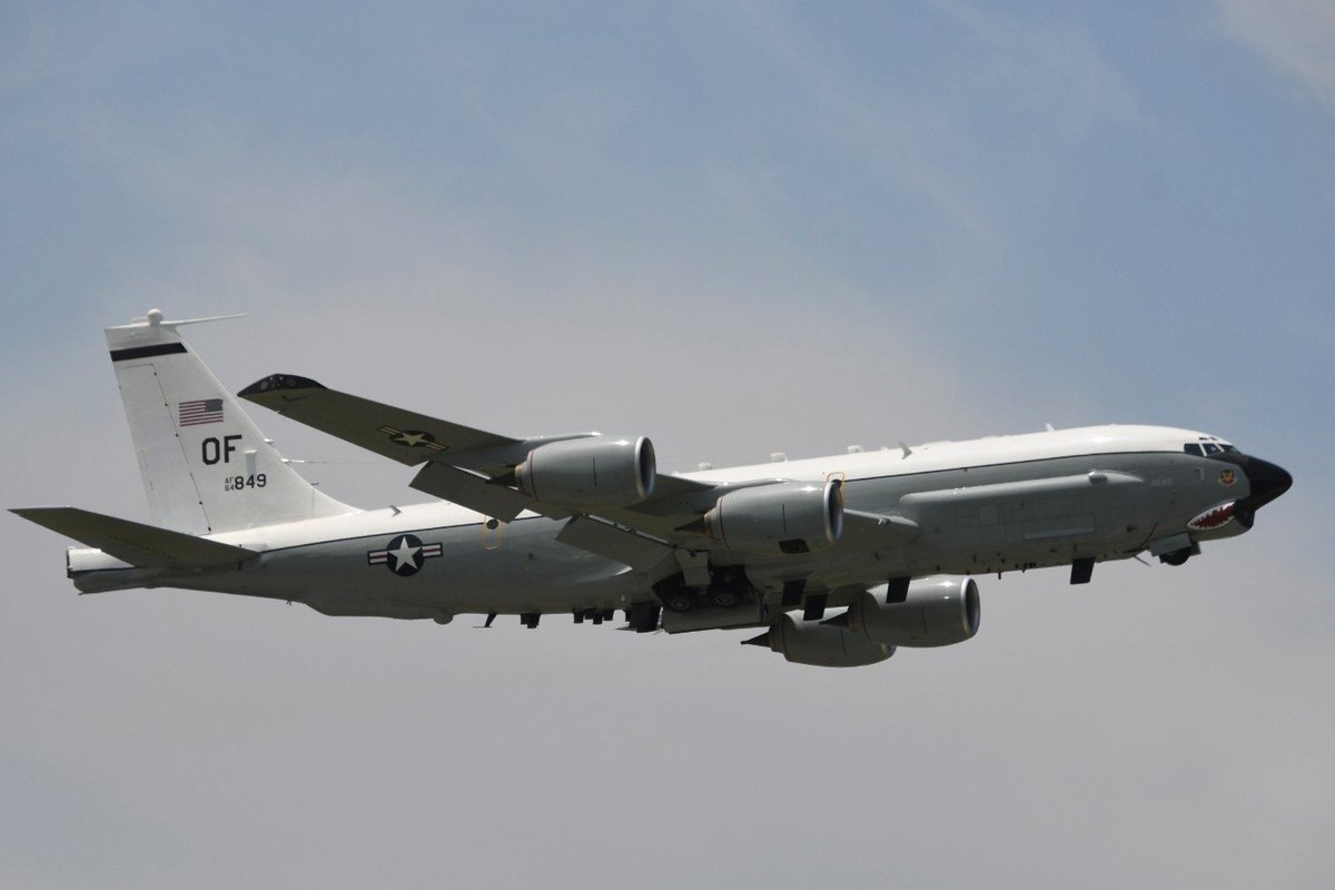 mania1515's tweet photo. こんにちは😃RC-135U上がりました🛫👋サメ口さんまたね〜バイバイ #横田基地 #YokotaAirBase #RJTY 7/31AM https://t.co/5gOcAGaJ3t