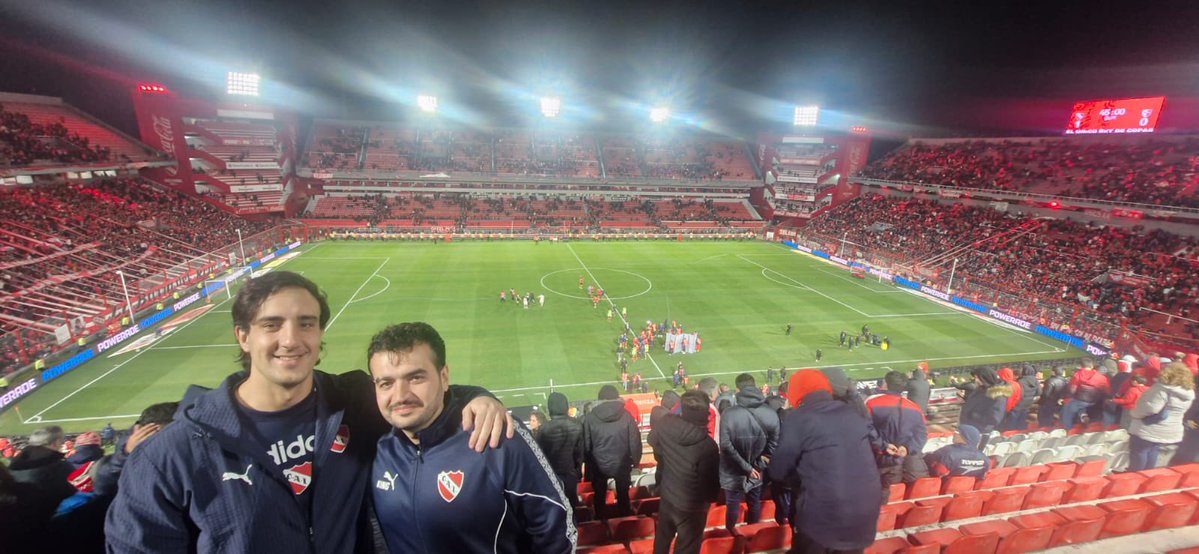 AndiOnrubia's tweet photo. Hoy fui por primera vez al estadio de Independiente, el Libertadores de América, y todo tiene una explicación. 

En 2013, mis padres me enviaron a Dublín para aprender inglés. Cuando estaba de camino a la escuela de idiomas, un grupo de argentinos se subieron al autobús. 

Alejo llevaba la voz cantante del grupo y mencionó a Independiente. Lo único que sabía de su club es que era el que más Libertadores había conseguido. Se lo dije porque no conocía a ningún jugador de la plantilla. Ambos inmortalizamos el momento con una foto que se ha recreado 13 años después en el estadio. El día que nos conocimos me comentó que Independiente había descendido a Segunda y que eso era un drama. Estuve siguiendo durante años al club y también vibré cuando ascendió a Primera. 

Hoy me invitó a visitar uno de los mejores estadios de Argentina. El fútbol une a mucha gente y es un idioma universal.