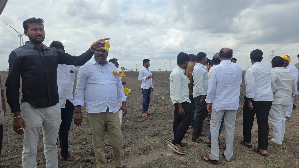 d_polanna's tweet photo. కర్నూలు జిల్లా పార్లమెంటు పత్తికొండ నియోజకవర్గం మంత్రి నారా లోకేష్ రాకతో పరిశీలిస్తున్న సభా కార్యక్రమంలో టాటా అండ్ సుజలాన్ భూమి పూజ సోలార్ ప్లాంట్ ప్రాంతాన్ని పరిశీలిస్తున్న నియోజవర్గం పరిశీలకులు వడ్డే సిమెంట్ పోలన్న https://t.co/RBLXmxssw1
