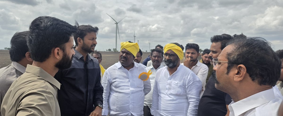 d_polanna's tweet photo. కర్నూలు జిల్లా పార్లమెంటు పత్తికొండ నియోజకవర్గం మంత్రి నారా లోకేష్ రాకతో పరిశీలిస్తున్న సభా కార్యక్రమంలో టాటా అండ్ సుజలాన్ భూమి పూజ సోలార్ ప్లాంట్ ప్రాంతాన్ని పరిశీలిస్తున్న నియోజవర్గం పరిశీలకులు వడ్డే సిమెంట్ పోలన్న https://t.co/RBLXmxssw1