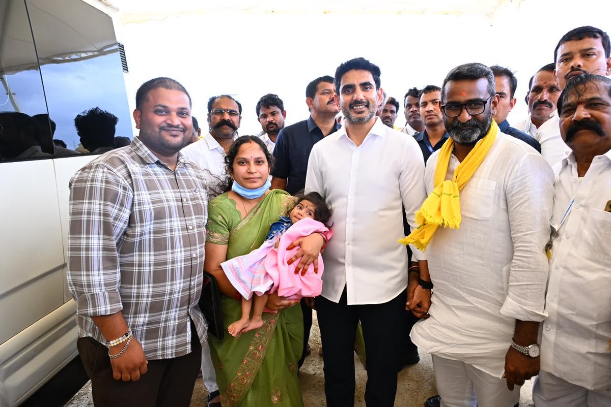 d_polanna's tweet photo. ప్రజల సమస్యల పరిష్కారమే లక్ష్యంగా గౌరవ ఎమ్మెల్యే శ్రీ కె.ఈ. శ్యాంబాబు గారి నాయకత్వంలో పత్తికొండ నియోజకవర్గంలోని మద్దికేర మండలంలో కొనసాగుతున్న "ఇంటింటి కార్యక్రమం" నాలుగో రోజు విజయవంతంగా నిర్వహించబడింది.
పత్తికొండ నియోజకవర్గ పరిశీలకుడిగా వడ్డే సిమెంట్ పోలన్న https://t.co/1dO4QFEC3J