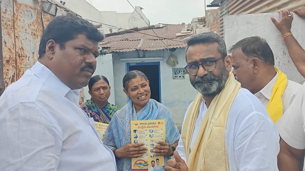 d_polanna's tweet photo. ప్రజల సమస్యల పరిష్కారమే లక్ష్యంగా గౌరవ ఎమ్మెల్యే శ్రీ కె.ఈ. శ్యాంబాబు గారి నాయకత్వంలో పత్తికొండ నియోజకవర్గంలోని మద్దికేర మండలంలో కొనసాగుతున్న "ఇంటింటి కార్యక్రమం" నాలుగో రోజు విజయవంతంగా నిర్వహించబడింది.
పత్తికొండ నియోజకవర్గ పరిశీలకుడిగా వడ్డే సిమెంట్ పోలన్న https://t.co/1dO4QFEC3J