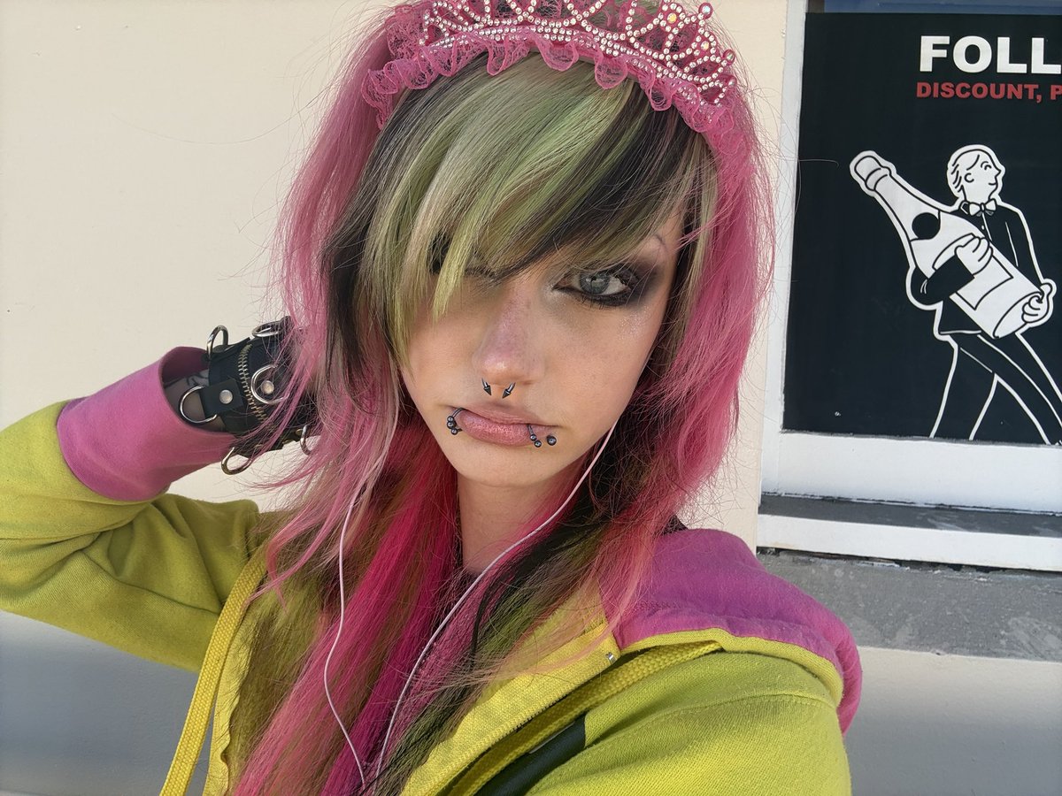 ROSIISWTCHBLADE's tweet photo. good meowning πΈ #scenequeen https://t.co/ctseKBcjeU