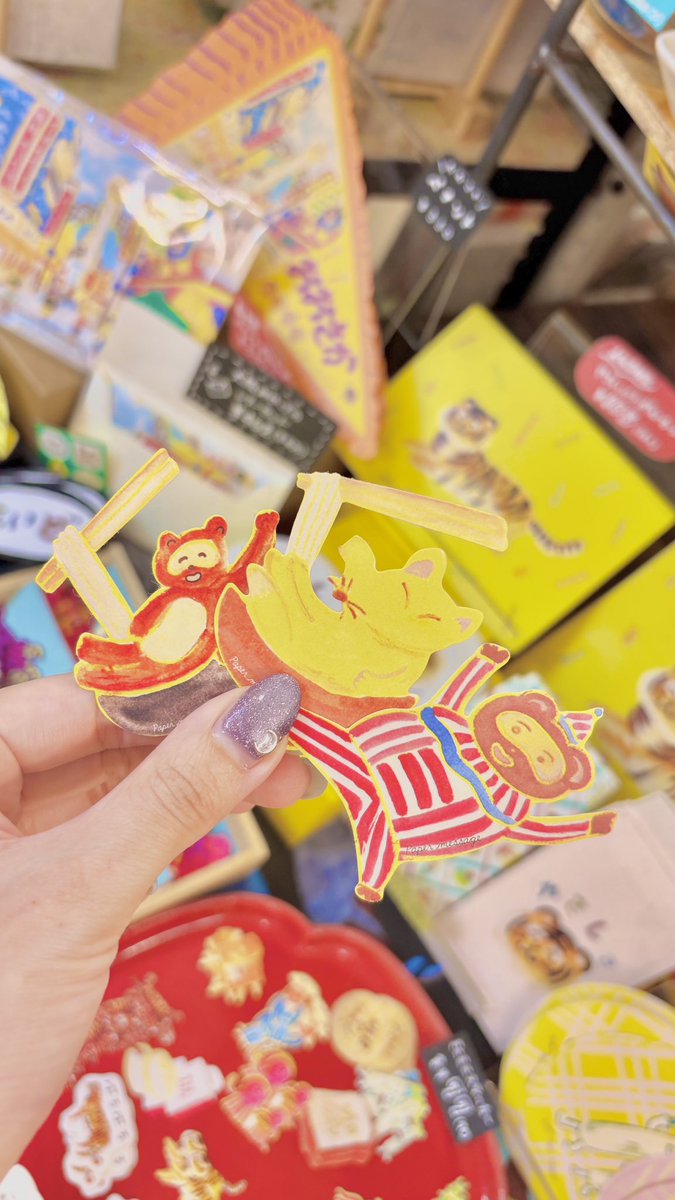 paper_message's tweet photo. 【𝑵𝑬𝑾おおさか店限定⭐️カッティングカード】

大阪限定メモパッドで人気のきつねうどんとたぬきそば、くいだおれたぬきの3種類がカッティングカードとなって登場✨

おおさか店に来られた際には、ぜひチェックしてみてください🐯✨

カッティング　各¥165円〜 https://t.co/KkUsJw6gqj