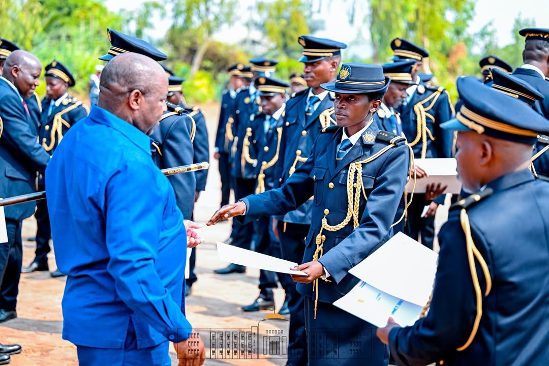 Flicien161629's tweet photo. S.E @GeneralNeva le Président de la République du Burundi et Commandant Suprême des Forces de Défense et de sécurité a rehaussé de sa présence, ce 30/7/ 2026 en commune #Bubanza ,les cérémonies d'incorporation définitive des candidats officiers et aumôniers de la 10è promotion. https://t.co/KaqfzQqV8w