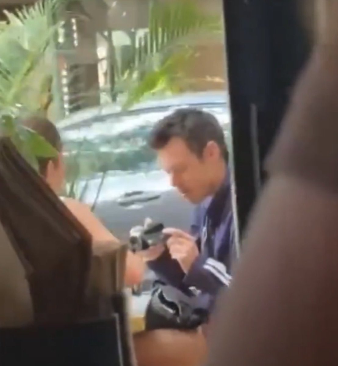 aryspunctuation's tweet photo. I THOUGHT I SAW HIM CARRYING A CAMERA IN AN EARLIER CLIP https://t.co/3BxrW3syZz