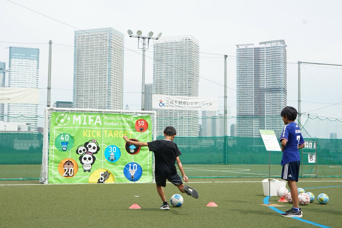 MIFA_FP's tweet photo. 【MIFA FP「夏休み体験ワークショップ presented by molten」開催⚽️】
「MIFA FP×molten」のイベントを開催中☀️
親子で「組み立て式サッカーボール」を作ったり、ボールを蹴って遊べるエリアでたくさん楽しんでいます！
当日参加もOK！開催時間は17時までです！
ぜひご来場下さい♪
#MIFA #molten https://t.co/J0HIuRWXT3