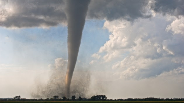 DCelebe's tweet photo. @lobotosasha Isso e' um tornado aqui nos EUA. A forca e' tao grande que vc nao acredita as arvores que isso quebra como um palito de dentes! Pense num negocio medonho...!!! https://t.co/RhJdZrDRUq
