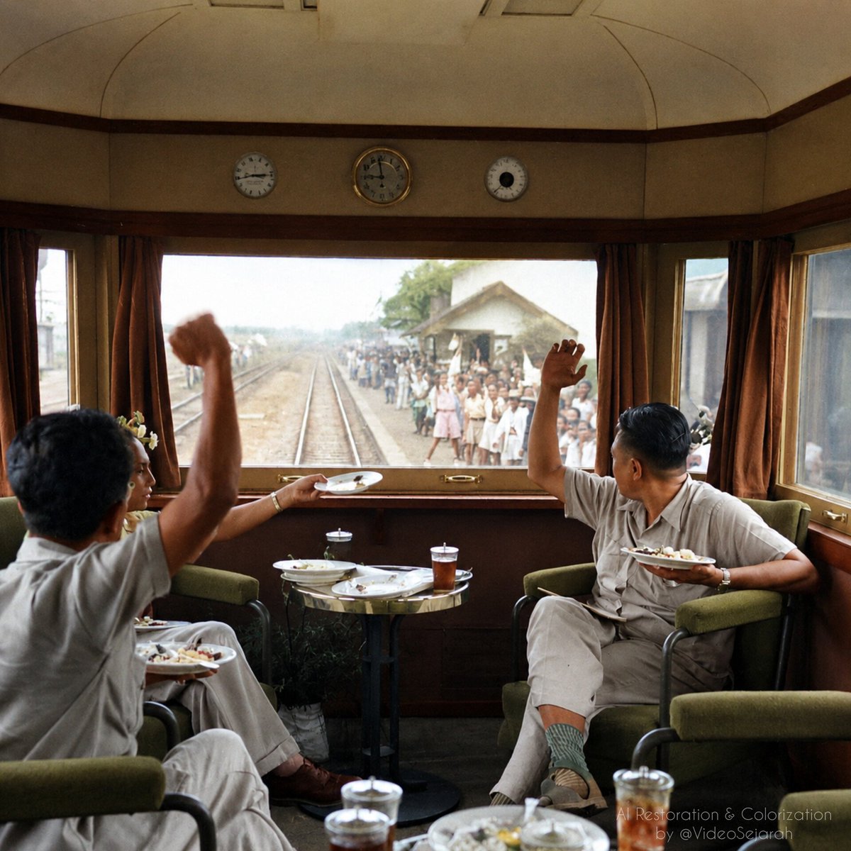 VideoSejarah's tweet photo. Rombongan pemimpin Republik di Kereta Luar Biasa dalam tur ke Jawa Tengah dan Jawa Timur pada Desember 1945. Rakyat menyambut di berbagai stasiun yang dilalui dengan pekik merdeka.

Upaya konsolidasi kekuasaan Republik dan memberi semangat kepada rakyat di awal kemerdekaan. https://t.co/BIDQdNksJS