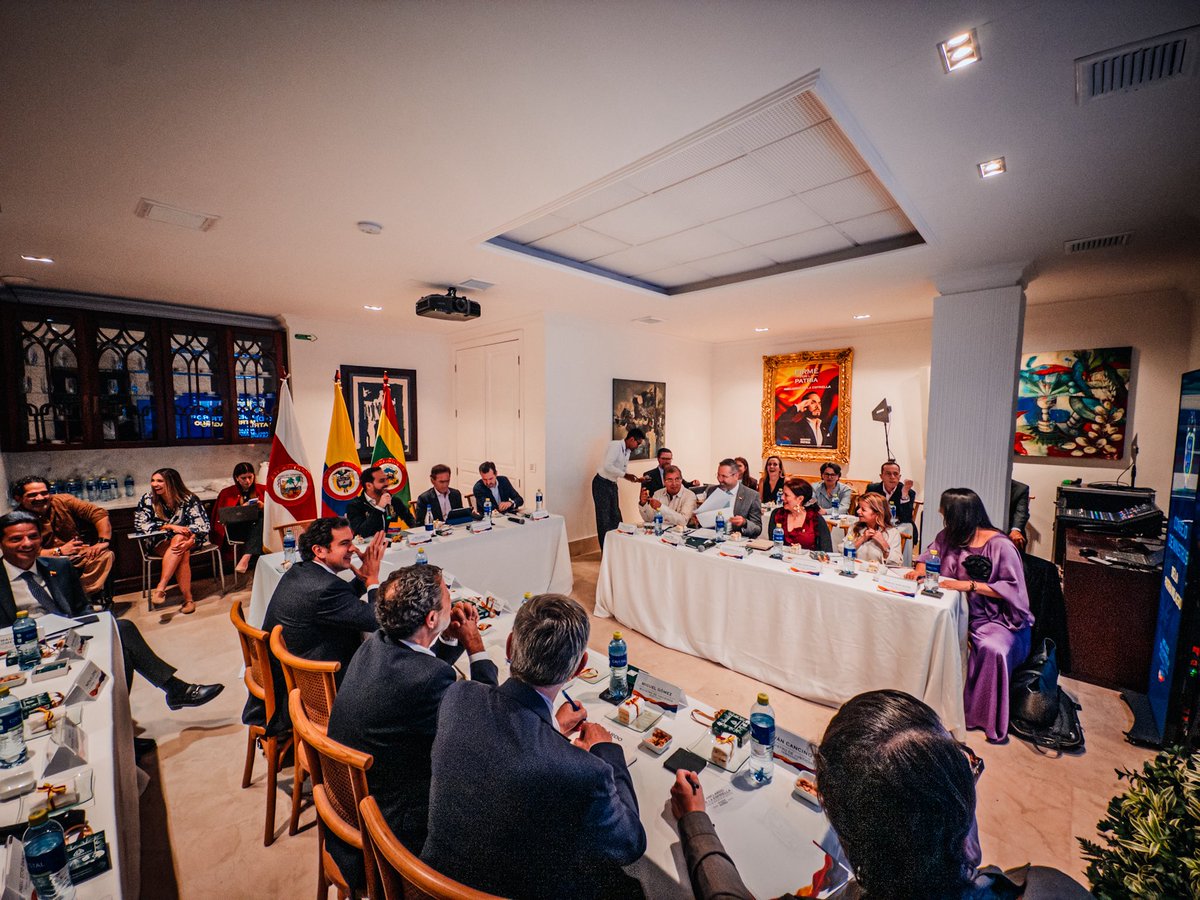 ABDELAESPRIELLA's tweet photo. Tercer Consejo de Ministros Designados.

Seguimos afinando cada decisión, estructurando cada política y consolidando el equipo que hará realidad la Patria Milagro.

Cada encuentro nos acerca al país que los colombianos eligieron construir.

¡Ya falta poco para que cese la horrible noche!

¡Firme por la Patria! 
(A.D.L.E.) 🇨🇴🐅