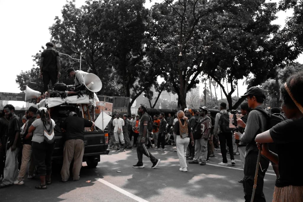 News_jubi's tweet photo. Pada tanggal  30 Juli 2026, Front Gerakan Pelajar Mahasiswa Intan Jaya Se-Indonesia  (GPMI-I) bersama Front Anti-Militerisme dan Investasi menyelenggarakan  aksi kemanusiaan sebagai bentuk kepedulian terhadap situasi kemanusiaan  di Kabupaten Intan Jaya dan wilayah Papua pada umumnya. Aksi ini  diselenggarakan di sekitar Patung Kuda, Jakarta.

Aksi ini  merupakan penyampaian aspirasi secara damai yang bertujuan mendorong  pemerintah agar mengambil langkah nyata dalam memberikan perlindungan  kepada masyarakat sipil, menjamin penghormatan terhadap hak asasi  manusia, serta menyelesaikan berbagai dugaan pelanggaran HAM secara adil  dan transparan.

Dalam pelaksanaan aksi, massa aksi juga  menyampaikan dokumen kajian dan pernyataan sikap kepada pemerintah yang  mengacu pada hasil pemantauan Komnas HAM RI serta berbagai ketentuan  peraturan perundang-undangan yang berlaku.

Follow Jubi news in English at https://t.co/wkVMlrKgP6

Follow Instagram English Jubi on https://t.co/y9INSjDIRn

#PengungsiInternalPapua #IDPsPapua #Papua #Indonesia #WestPapua #PapuanLivesMatter #PapuaBukanTanahKosong

https://t.co/EsqCQur0vw | FB: JubiNews | X: @News_jubi | IG: newsjubi | Tiktok: @jubinews | Youtube: @jubinews