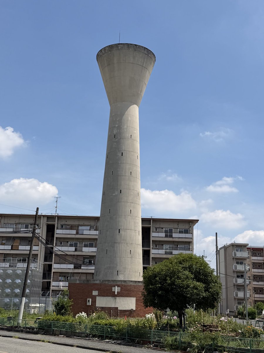 OreSunny's tweet photo. 団地と給水塔…
高度経済成長期の象徴…
この手のマニアって居てますもんね…
しっかし今日はバッキバキに暑い…
外出なんかせん方がいいですョ… https://t.co/ARlVx1Ah0y
