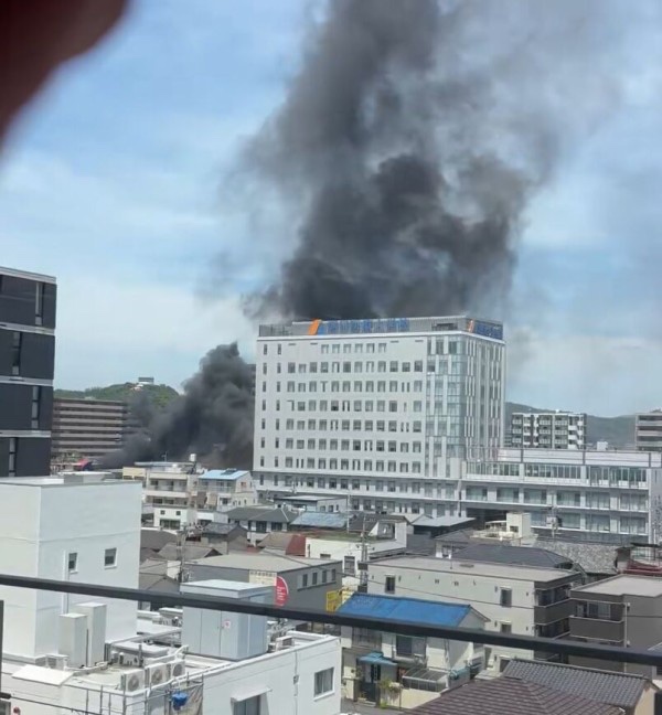 Gt8VUlzRG7buafO's tweet photo. 【火事情報】岡山県岡山市北区奉還町３丁目 岡山駅北西近く 建物から黒煙あがる火災7月31日 #岡山 #岡山市 #火災 : ニュース速報あれこれ総合 https://t.co/ioO9tVP3Ir #NHK #岡山県 火事消防車サイレン場所出動 https://t.co/MsMs9NrnvW