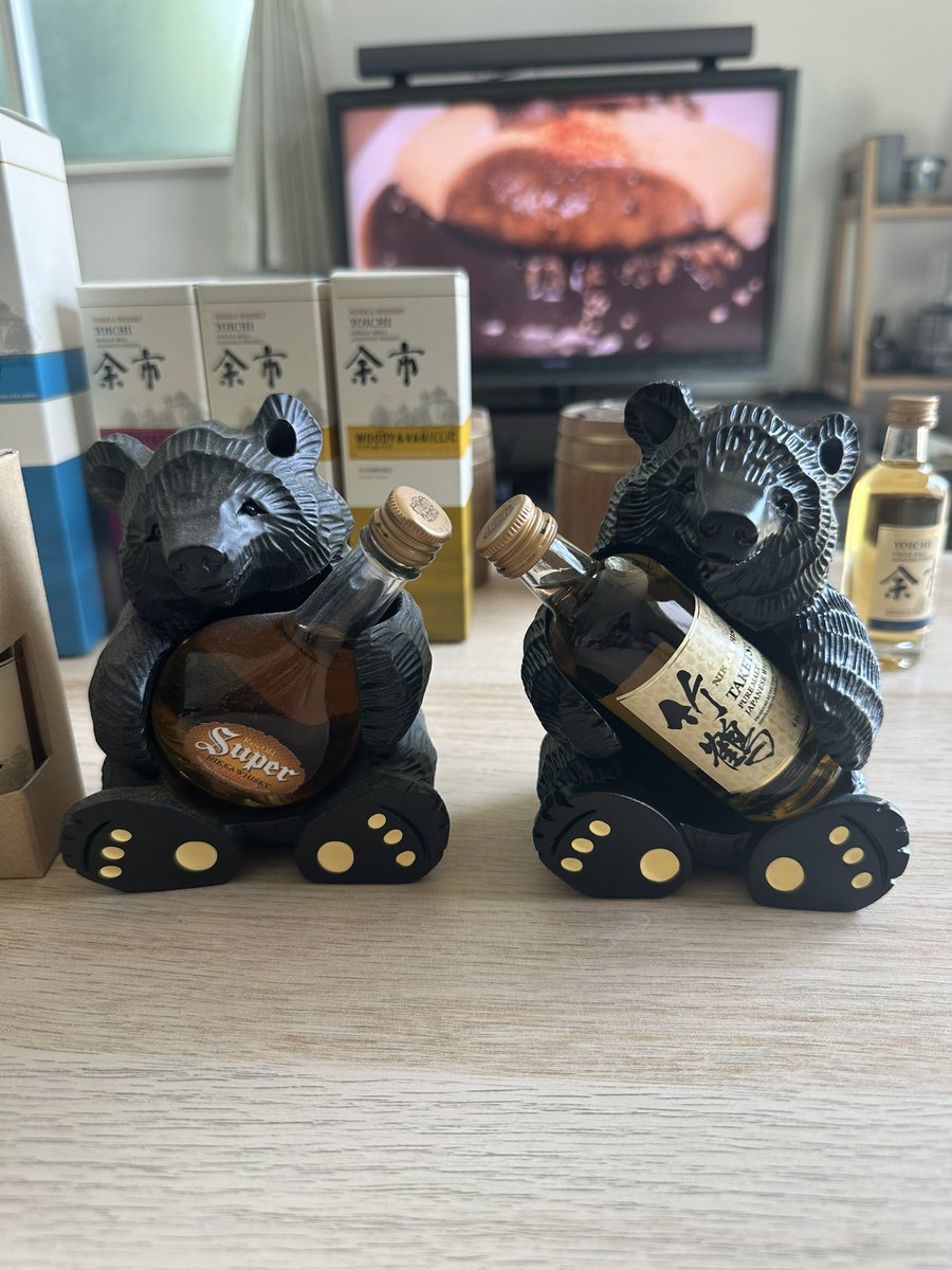 masafrom1985's tweet photo. 10年前と今回の木彫りクマ同じかと思ったら左右逆だし彫りが深くなってるw https://t.co/uQCs55MNol