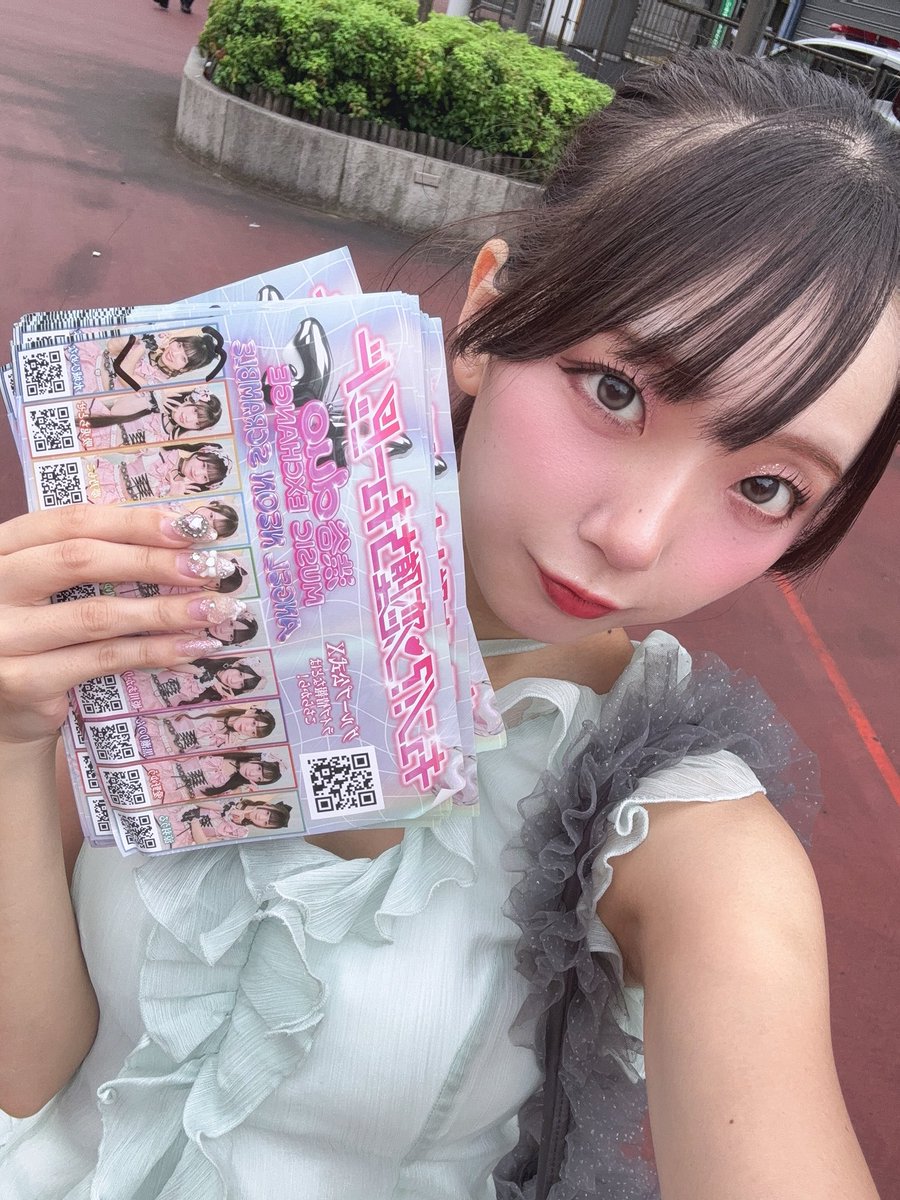 qpid_himena's tweet photo. ❤️‍🔥新橋でビラ配り❤️‍🔥
本当は夕方に配ろうと思ったんだけど、アイドルとして過ごす初の夏は最高のものにしたくて朝7:00から約2時間150枚配ったよ🫶🏻💙

貰ってくれてフォローもしてくれて本当にありがとう😭
毎日TikTok配信・自撮り投稿してるから仲良くなろうね.•♬
サブスクに曲もあるから聞いてみて♡ https://t.co/mPOikGl5Y6