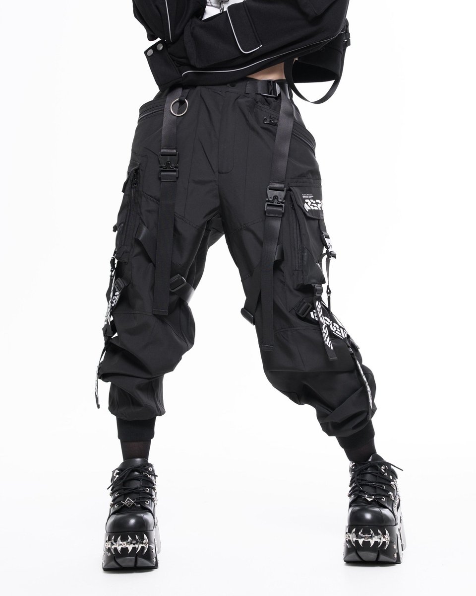 REFLEMINDUSTRY's tweet photo. REFLEM INDUSTRY

UNIT_007
TACTICAL CARGO PANTS

戦術装備の構造から着想したカーゴパンツ。
多層ポケットと交差するストラップが、下半身に拡張された装備構造を表現。

¥18,480

DEPLOYMENT // 2026.08.01 https://t.co/RBqZIgscBf