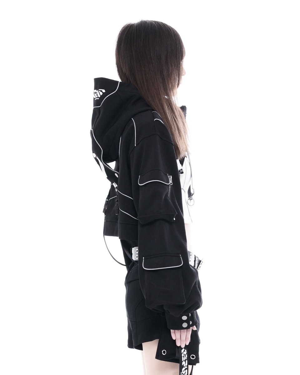 REFLEMINDUSTRY's tweet photo. REFLEM INDUSTRY

UNIT_005
EXOFRAME CROPPED HOODIE

身体を拡張する外骨格をイメージした、クロップドフーディー。
ハーネスや立体的なパーツ構成により、構造そのものをデザインとして表現。

¥17,380

DEPLOYMENT // 2026.08.01 https://t.co/X9Pm6ZpBAF