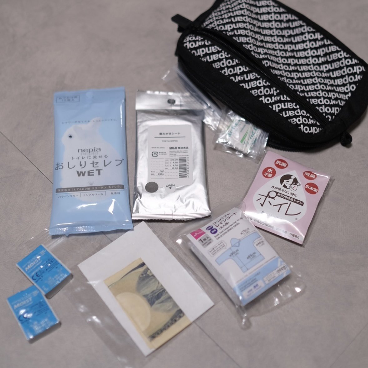 minisheep83's tweet photo. もしもに備えて、通勤バッグに入れている防災ポーチ。

毎日持ち歩けることを一番に考えた結果、重さは234g。

普段のちょっと困ったときにも備えられる、お守り的な存在。 https://t.co/k0maXYHxPD