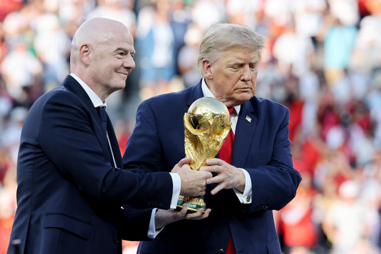 magosaki_ukeru's tweet photo. サッカーW杯を欧州がボイコットへ、アジアも反発　FIFA子会社案。当初の株式評価額を200億ドル（約3兆2千億円）規模に設定し、最大2割の株式を投資家に売却するとしている。投資家グループ主導は、トランプ氏長女の夫、クシュナー氏の弟が率いる会社だ。（朝日） https://t.co/XYnaEoBhDj
