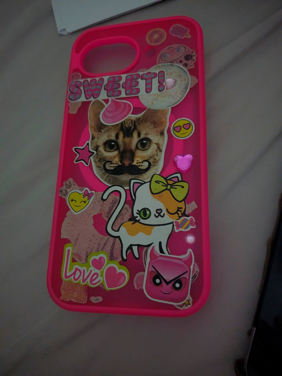 tangytwoo's tweet photo. I changed my phone case up s bit the stickers I notice they were losing color so I put new ones I wanna put more gems but those fall easily https://t.co/r5gK2ifpwG