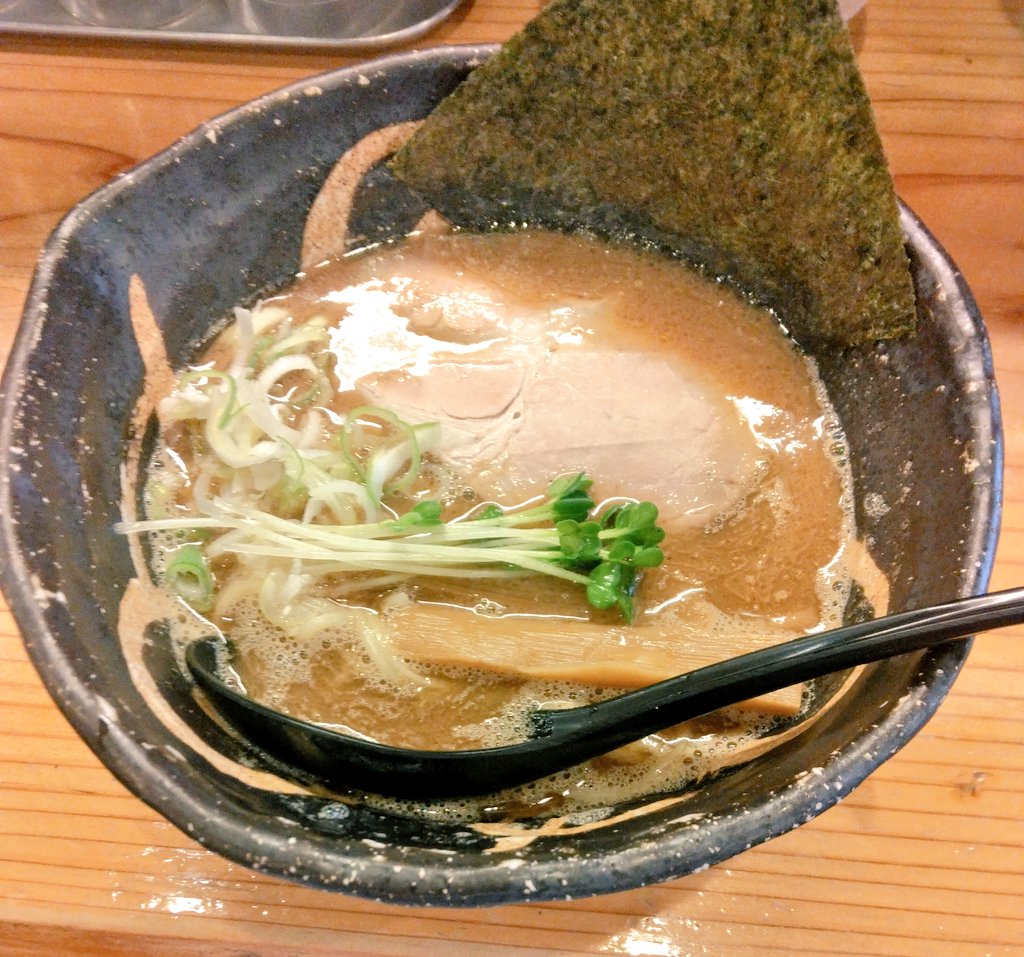 sumiii_ka's tweet photo. 学生居すぎて同化
おすすめのラーメンたべてきた https://t.co/lhWqVKEhfQ