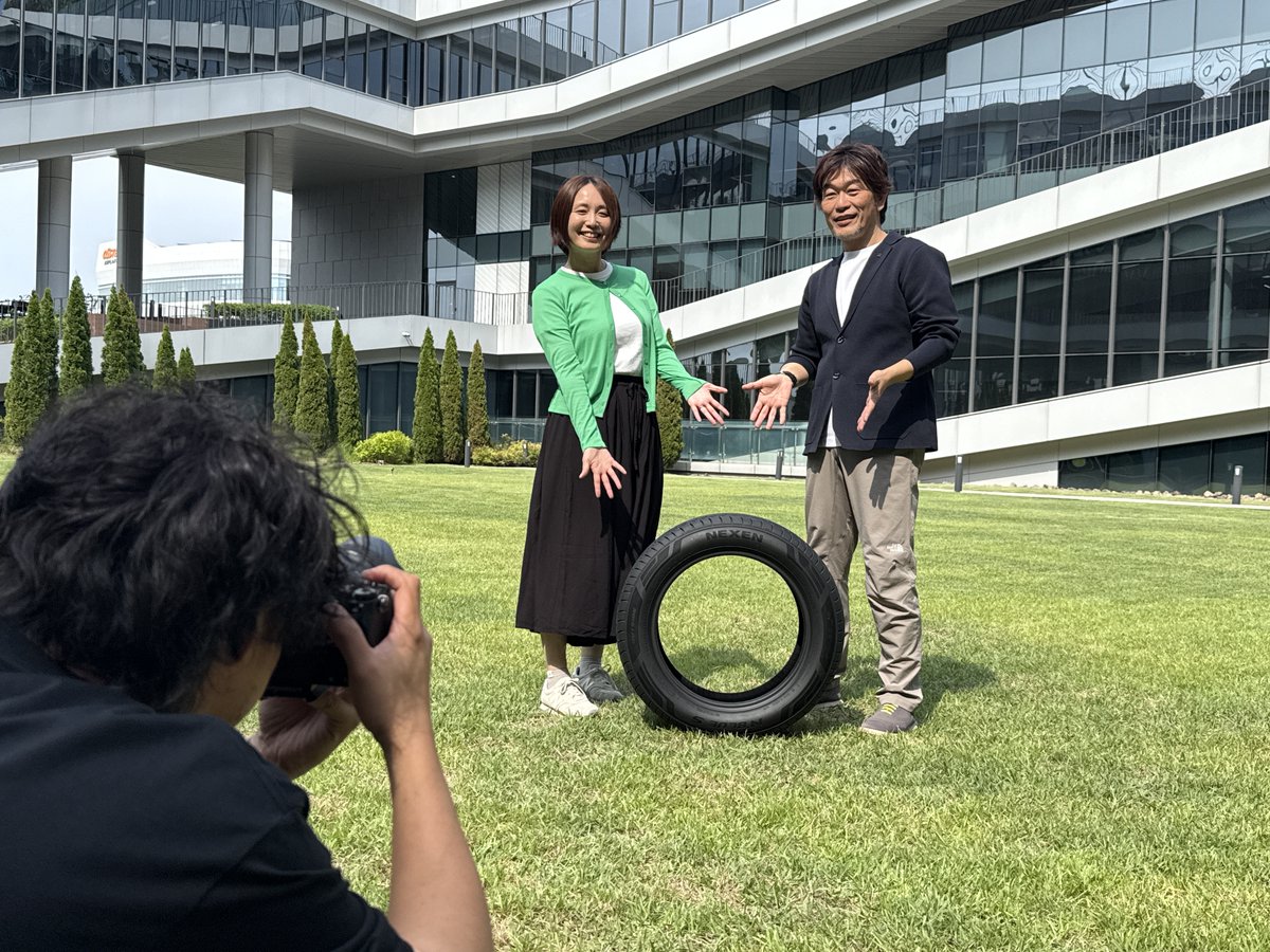 CARPRIMEJPN's tweet photo. ＼本日21時公開🚗なぜ世界の自動車メーカーはNEXEN TIREを選ぶのか？／

✅最先端の本社・研究開発センター
✅フルオートメーション工場
✅OEタイヤ開発の裏側

普段は見ることのできない現場をモータージャーナリストの山田さんと伊藤さんが取材しました。

▶️https://t.co/9EKOT3iByR

#NEXENTIRE #ネクセンタイヤ #CARPRIME