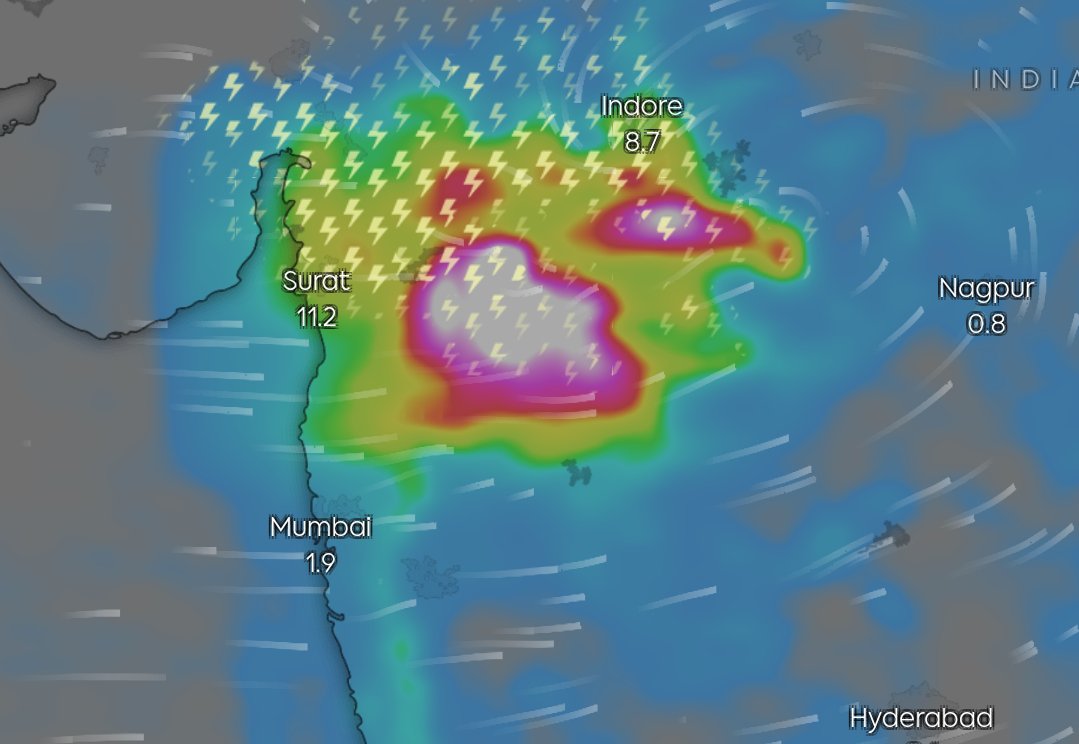 rushikesh_agre_'s tweet photo. Vortex will be very close to Mumbai &amp; MMR over this weekend (31Jul-2 Aug) so prepare for increase in rain activity.

Palghar, Thane &amp; interiors will get heavy to very heavy rains 🟠
Mumbai will mostly get moderate to heavy rain 🟡 

Keep umbrellas handy, Mumbaikars #MumbaiRains https://t.co/Vvw2P6CEo6