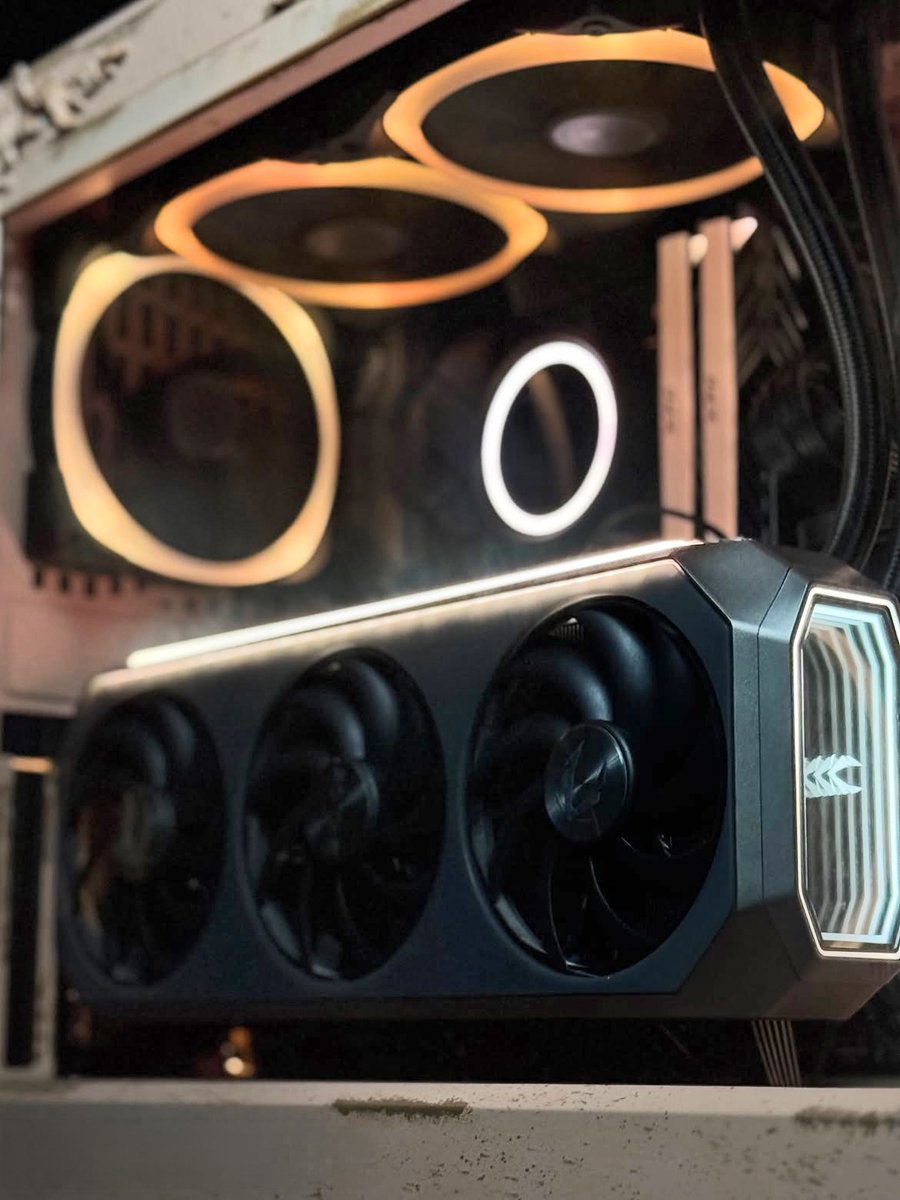 ZOTAC's tweet photo. Might as well turn my PC into a piece of art 🖼️

IG: ultra.pcgamers

#ZOTACGAMING #ZOTAC #NVIDIAGeForce #PcBuild https://t.co/dzyH7Ofg7c
